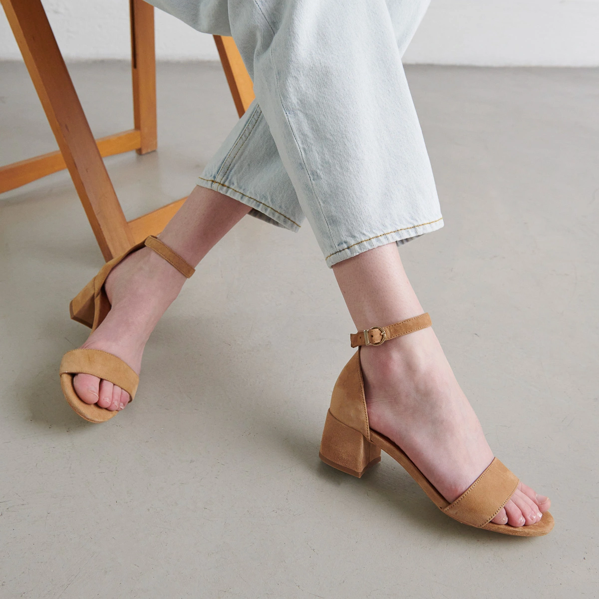 Sandals with square heel in camel suede | VERDI