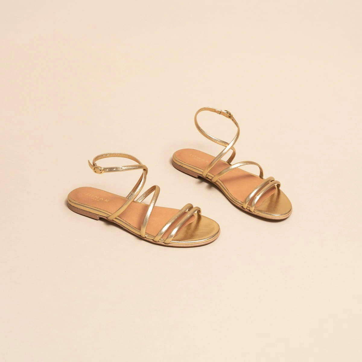 Flat strappy sandals and straps in platinum metallic leather | APOLLINE