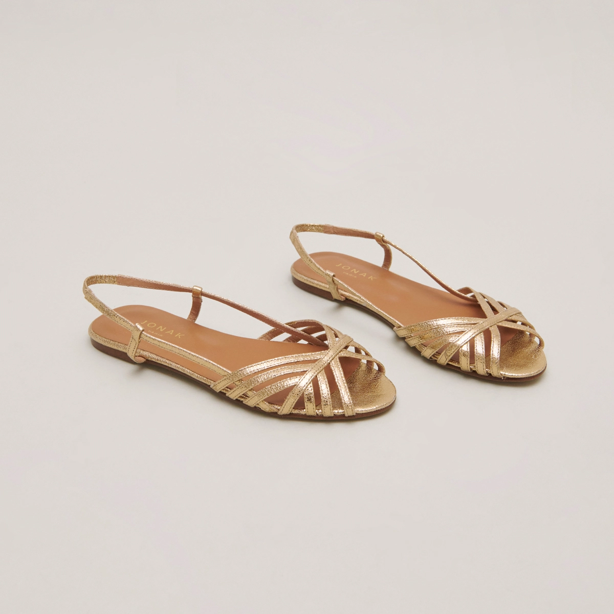 Open toe flat sandals in dark gold cracked leather | DELUCK