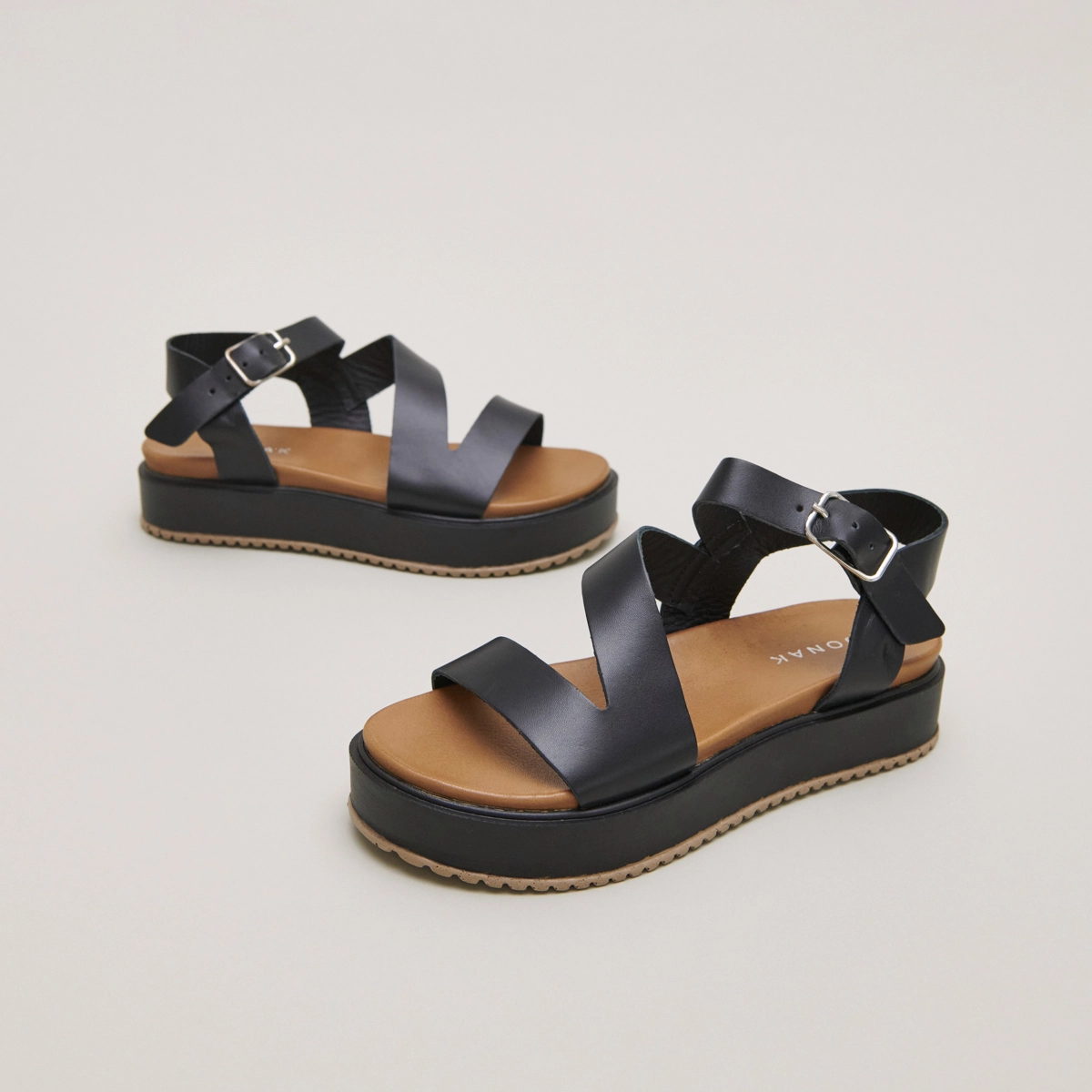 Platform sandals with straps in black leather | ISAURE