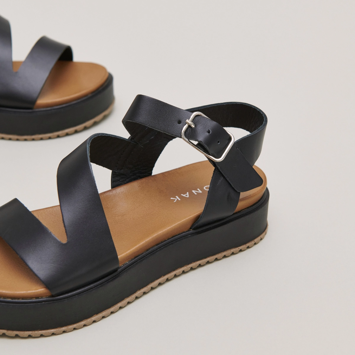 Platform sandals with straps in black leather | ISAURE