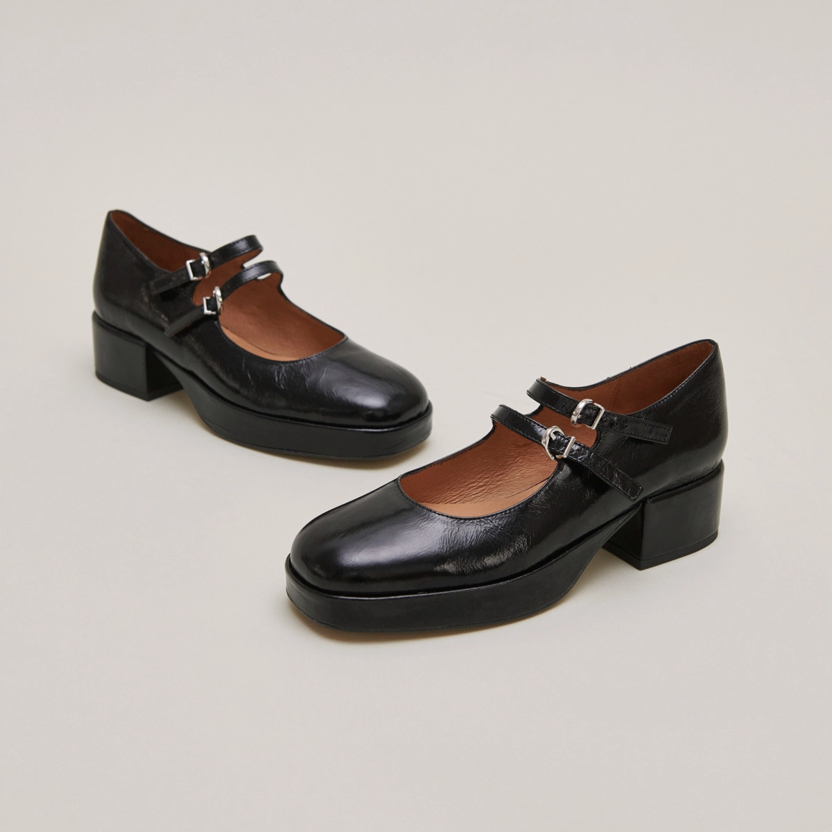 Heeled mary janes with straps in black leather | VICTORIA