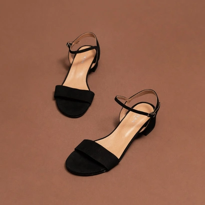 Sandals with square heel in black suede | via