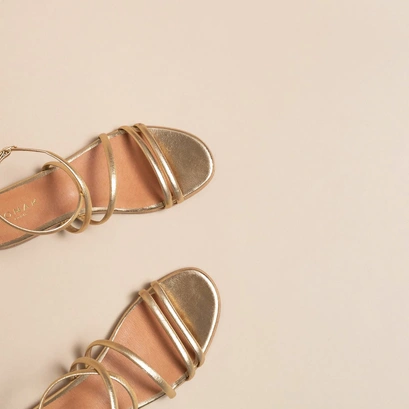 Flat strappy sandals and straps in platinum metallic leather | apolline