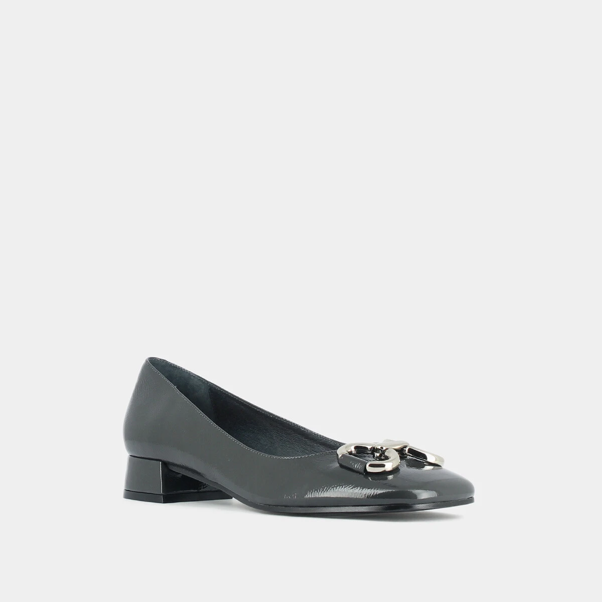 Ballerinas with heel and silver buckles in pleated anthracite patent leather | DOSTON