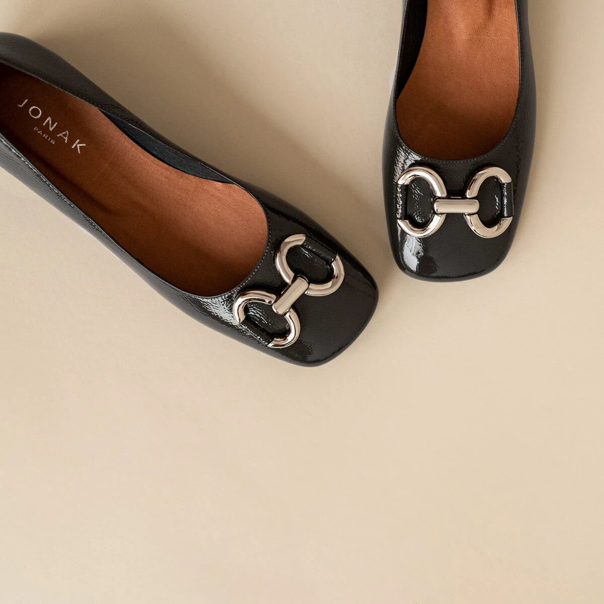 Ballerinas with heel and silver buckles in pleated anthracite patent leather | DOSTON