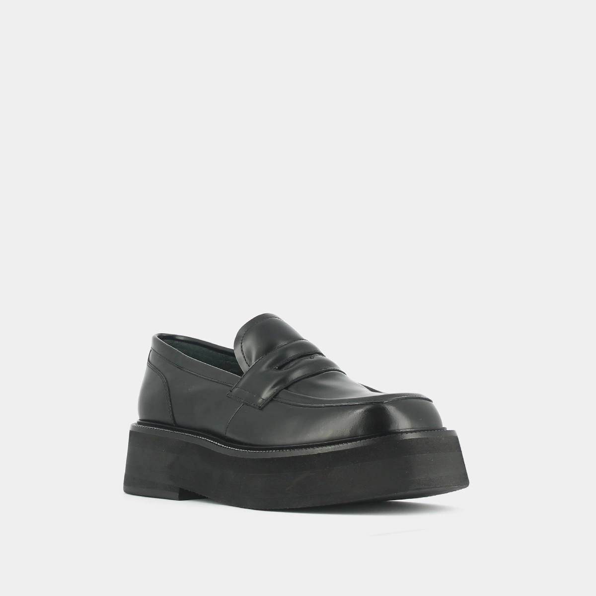 Platform loafers in black glazed leather | DAFFY