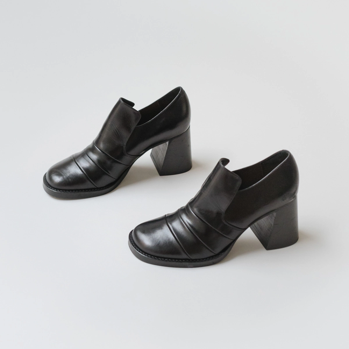 Heeled loafers in black leather | DESTIN