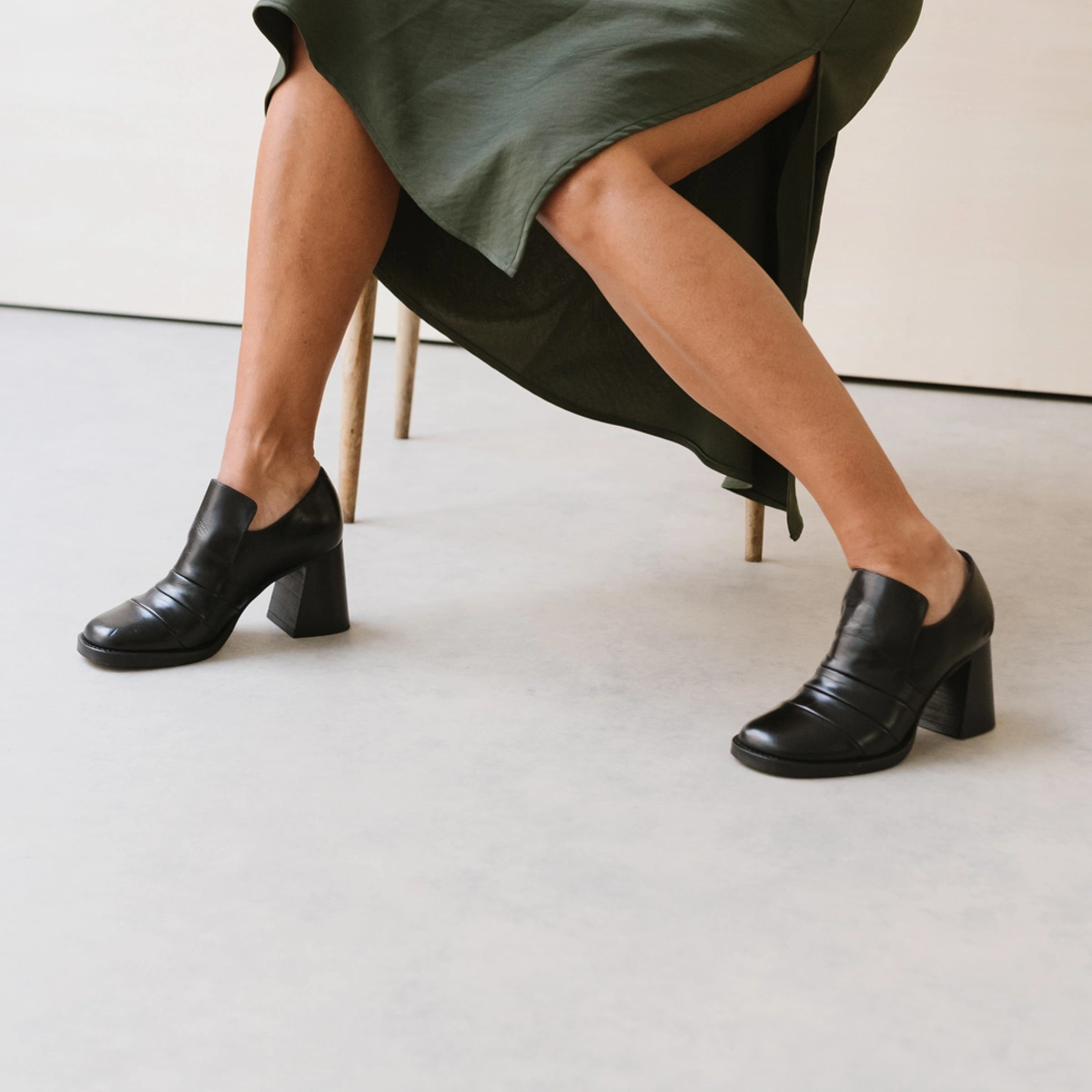 Heeled loafers in black leather | DESTIN