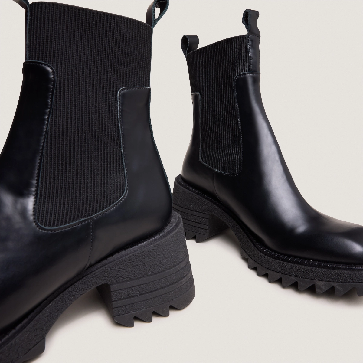 Boots with elastics and notched sole in glazed black leather | DOVE