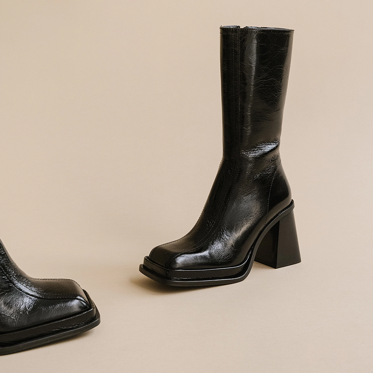 Boots with heel, platform and square toe in glazed black leather | BAGNA