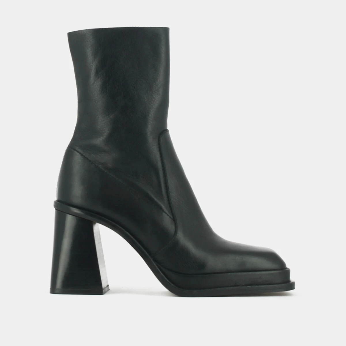 Platform ankle boots with square toe in black leather | BANANA