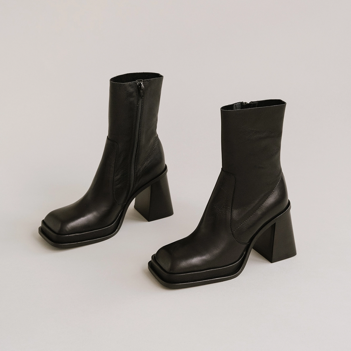Platform ankle boots with square toe in black leather | BANANA