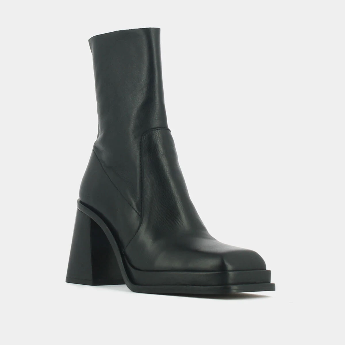 Platform ankle boots with square toe in black leather | BANANA