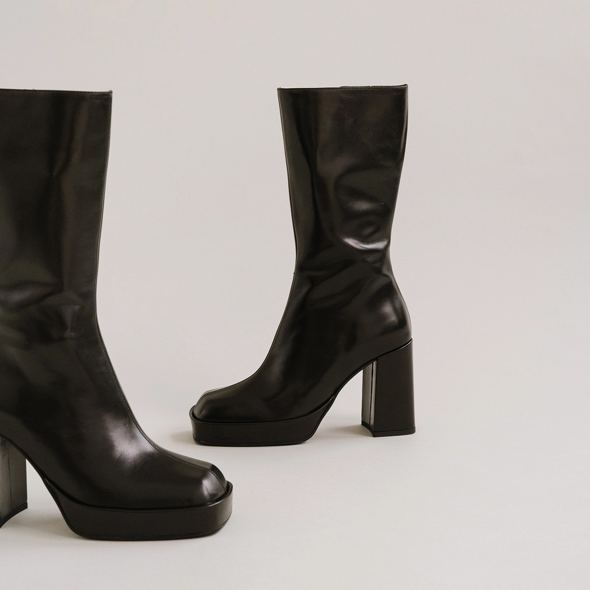 Platform boots with square toe in black leather | BOULIER