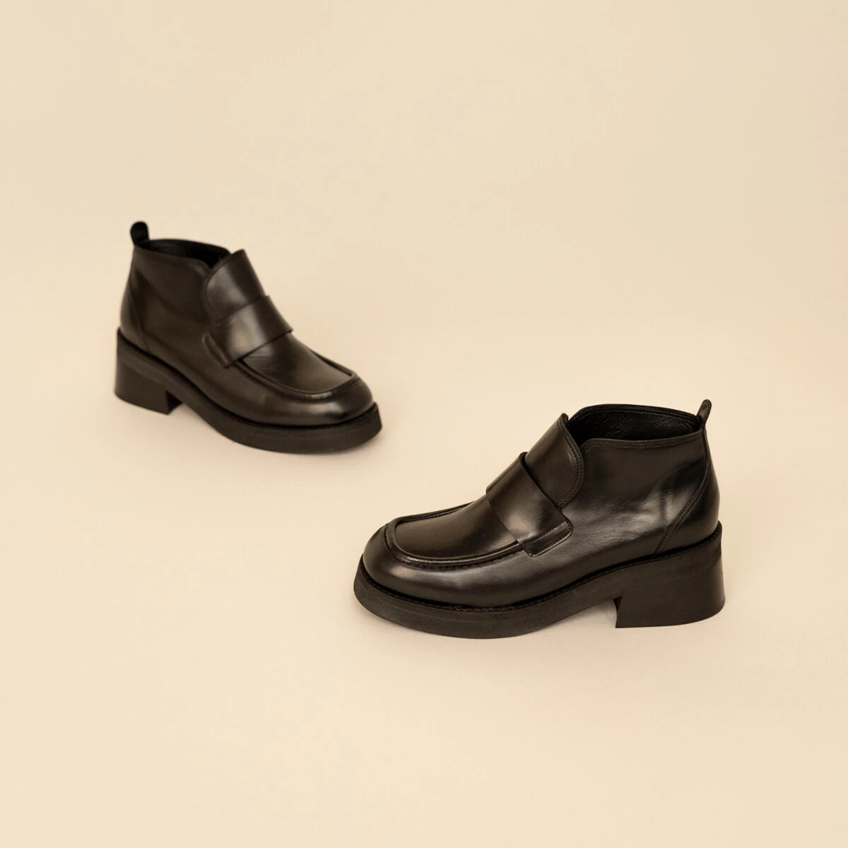 Loafer with tongue and square toe in black leather | ABELINE