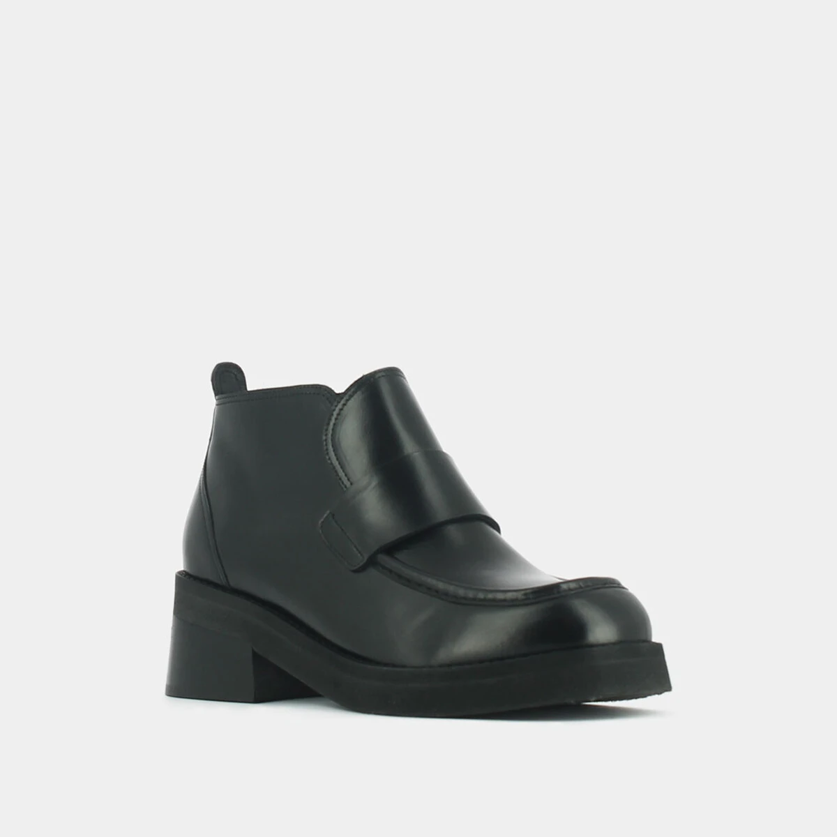 Loafer with tongue and square toe in black leather | ABELINE