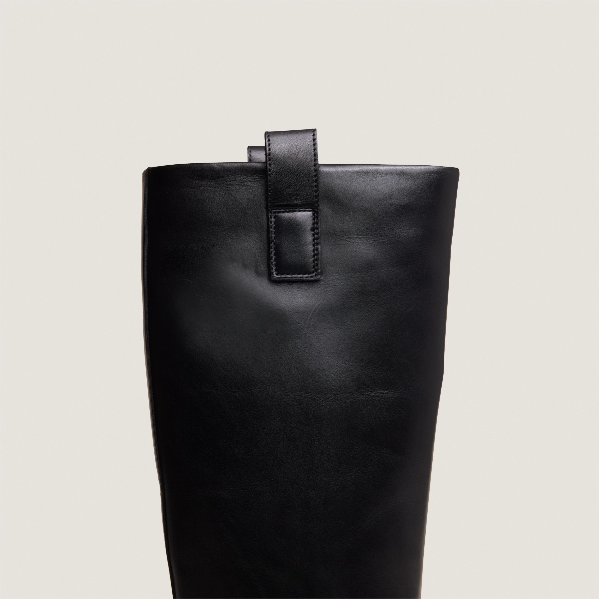 Boots with notched soles and square toe in black leather | PICUSSIA