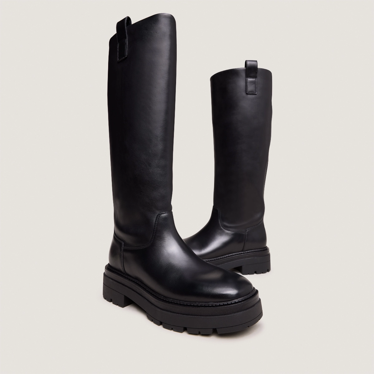 Boots with notched soles and square toe in black leather | PICUSSIA