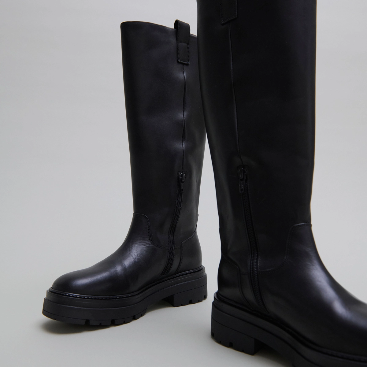 Boots with notched soles and square toe in black leather | PICUSSIA
