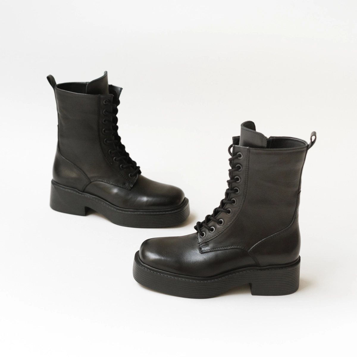 Lace-up platform boots with square toe in black leather | IBRAS