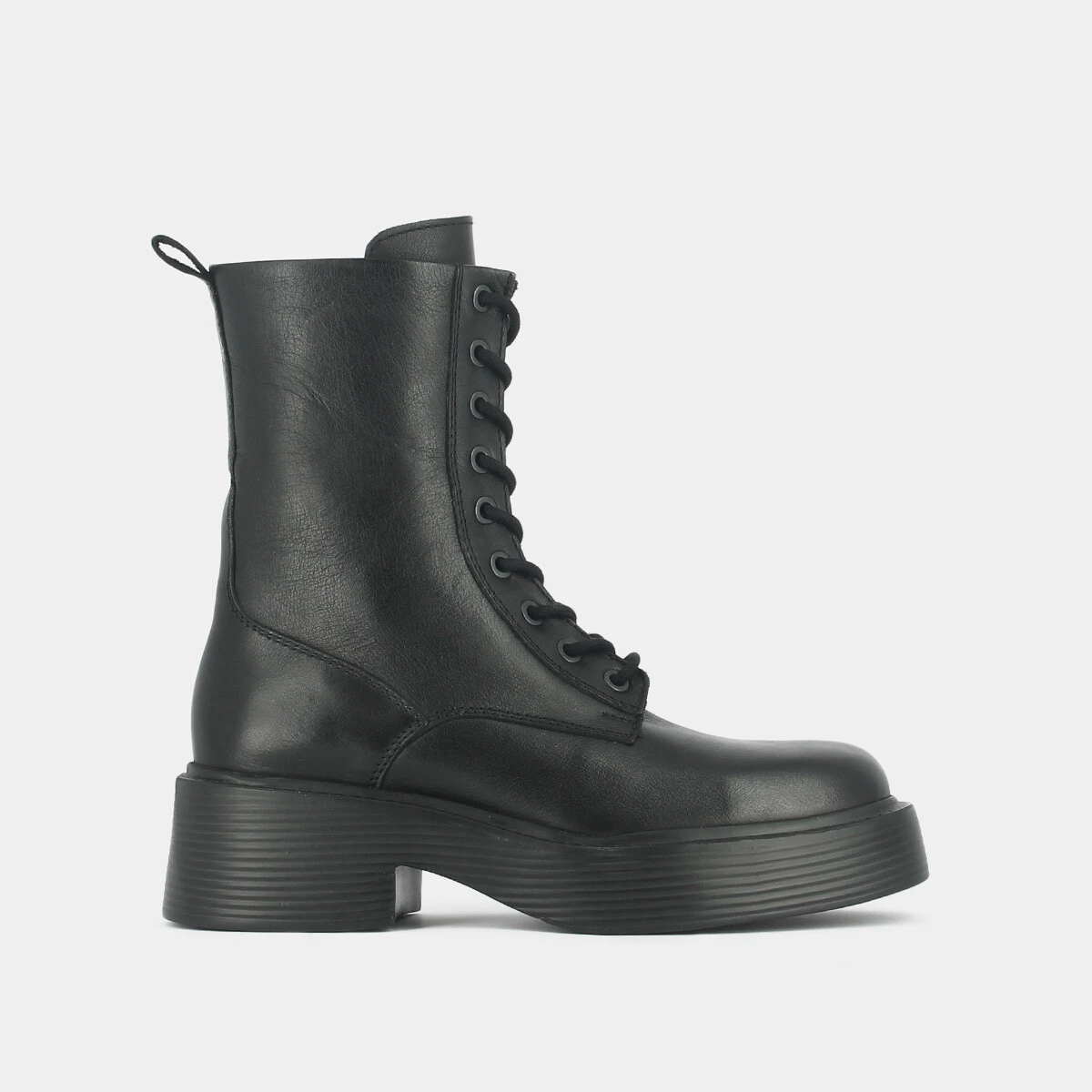 Lace-up platform boots with square toe in black leather | IBRAS