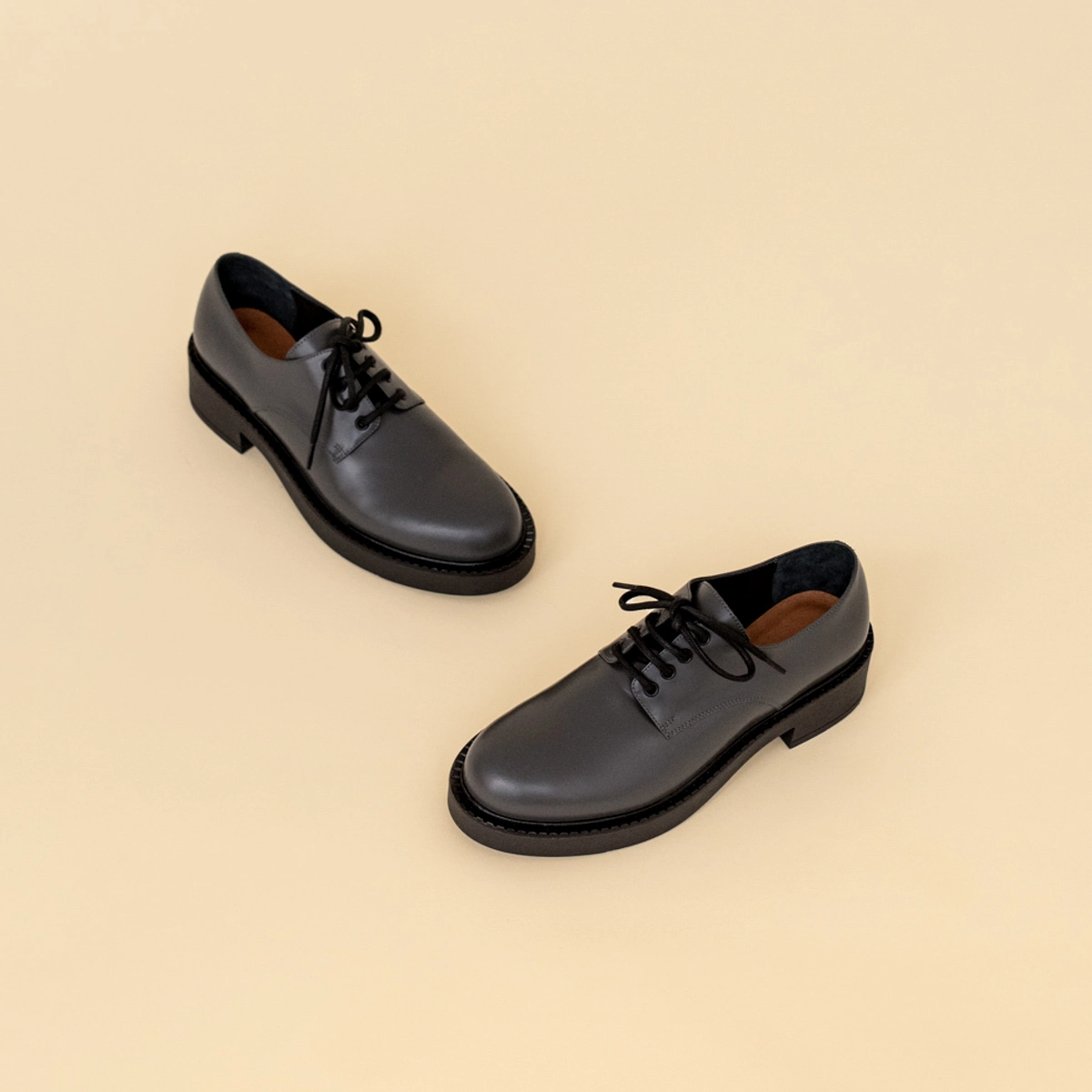 Derbies with laces and thick sole in anthracite glazed leather | DIDON