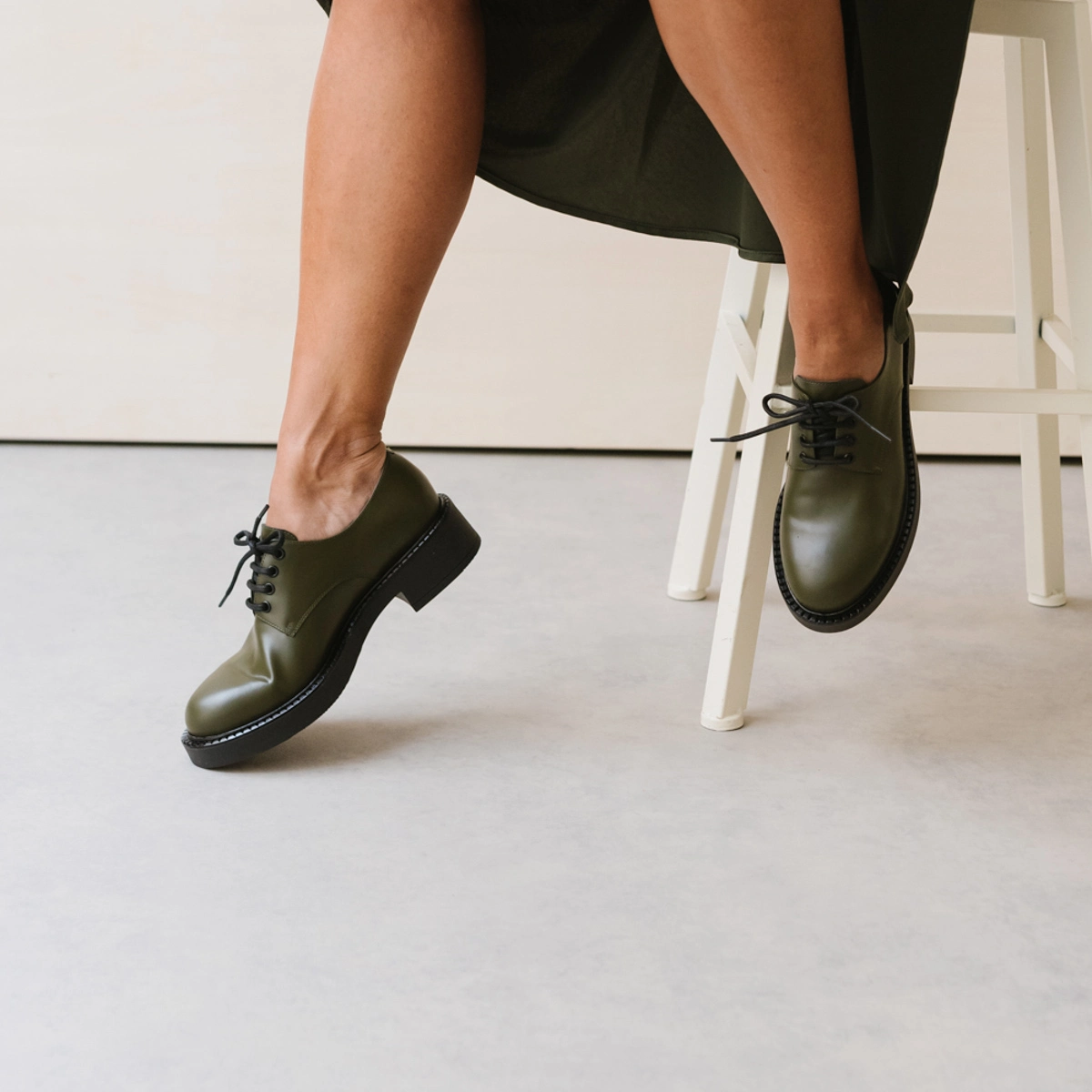 Derbies with laces and thick sole in khaki glazed leather | DIDON