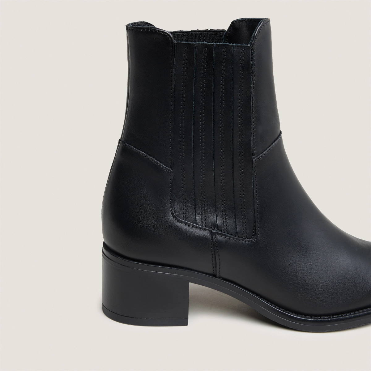 Low boots with elastic band and square heel in black leather | CHILI