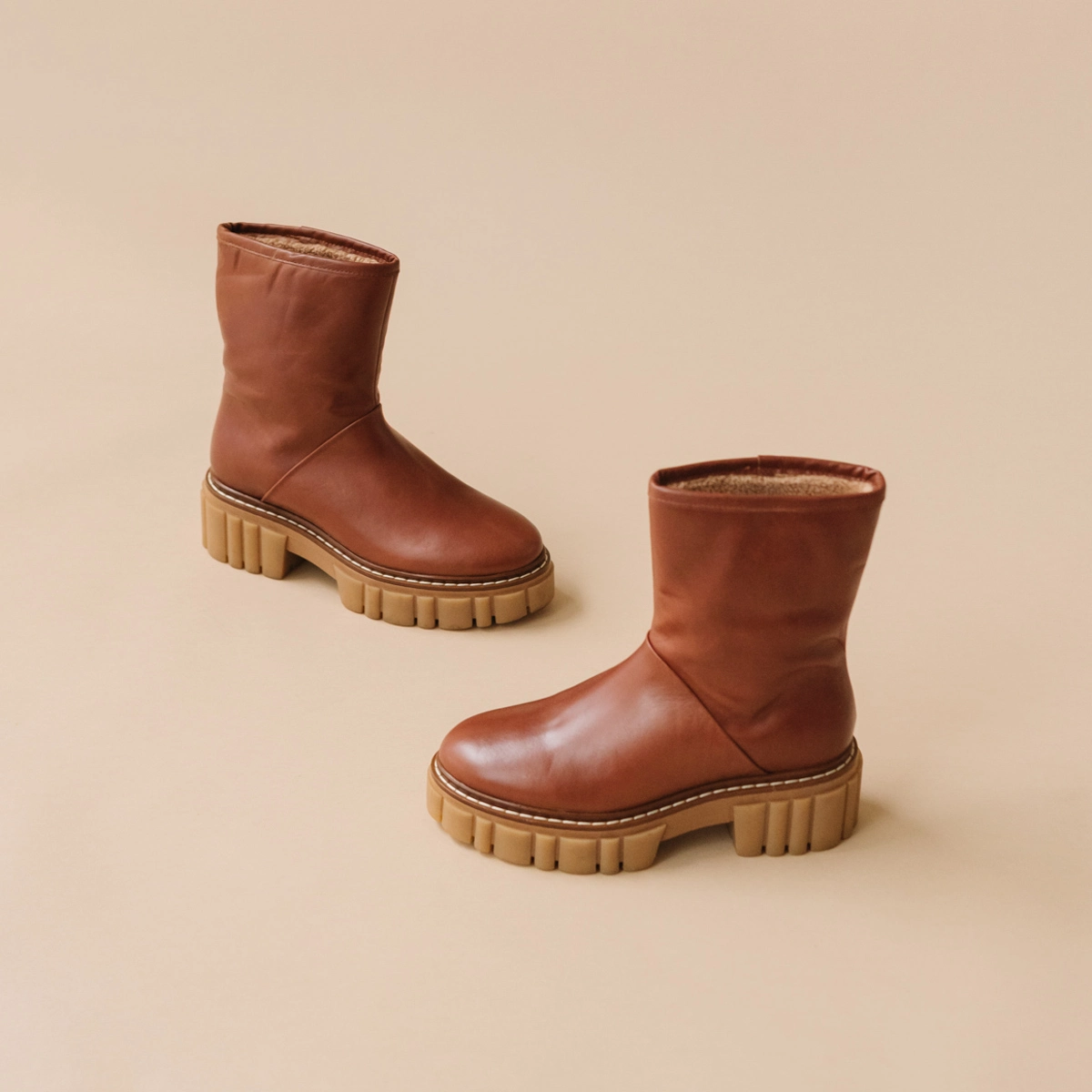 Boots with notched soles in cognac fat leather and camel fur | DONELA