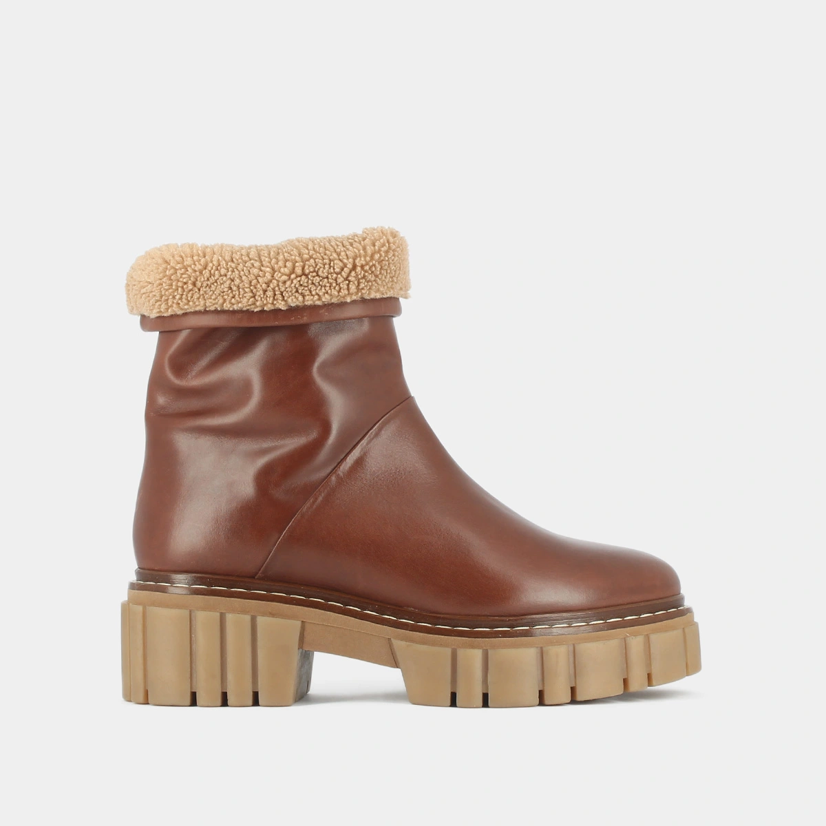 Boots with notched soles in cognac fat leather and camel fur | DONELA