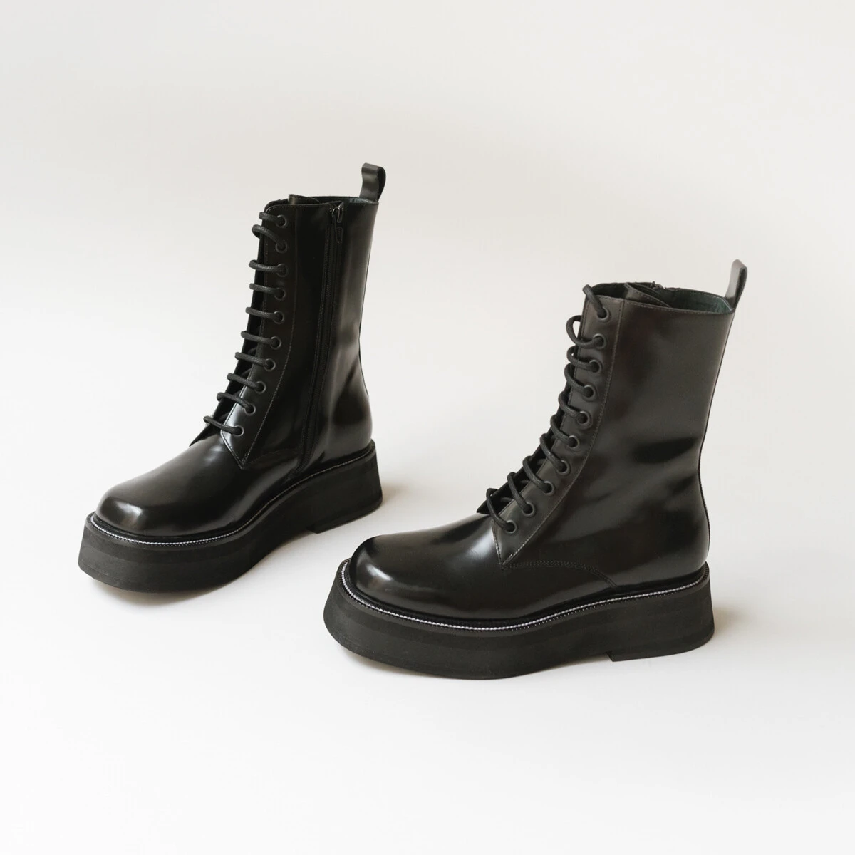 Boots with laces and thick sole in black shiny leather | DAFFIA
