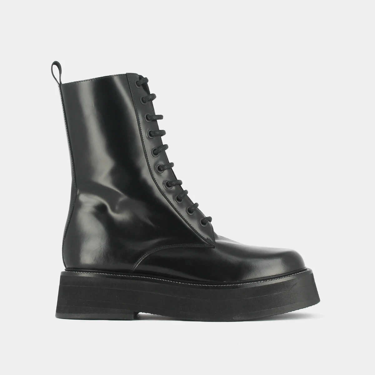 Boots with laces and thick sole in black shiny leather | DAFFIA
