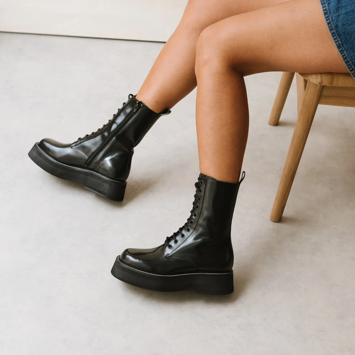 Boots with laces and thick sole in black shiny leather | DAFFIA