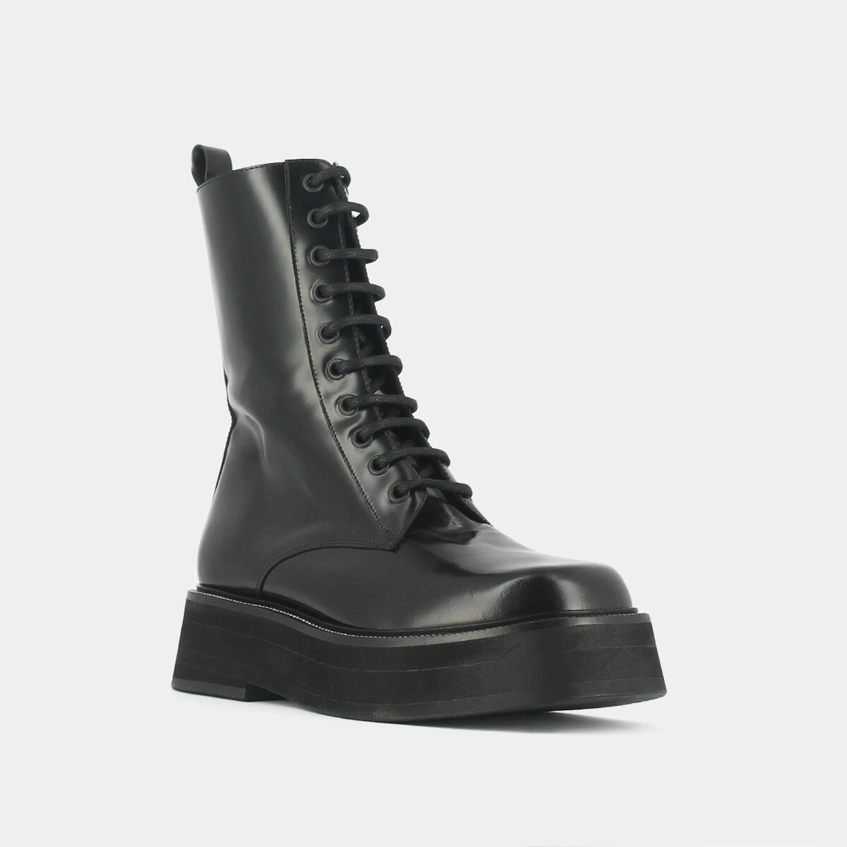 Boots with laces and thick sole in black shiny leather | DAFFIA