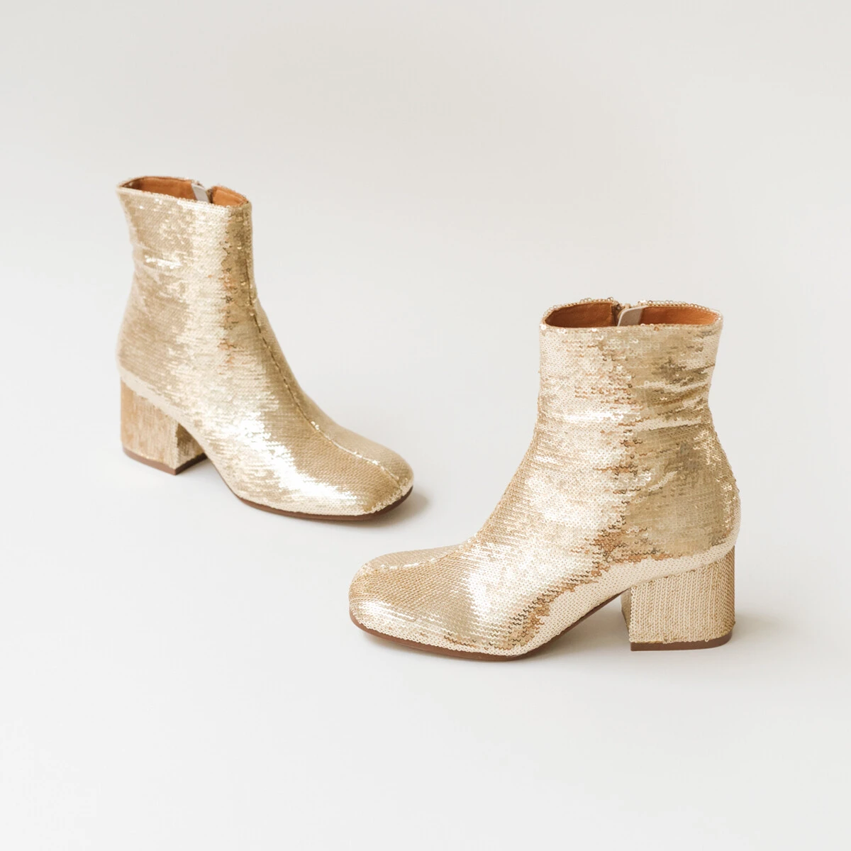 Heeled boots in platinum sequins | DARLENE
