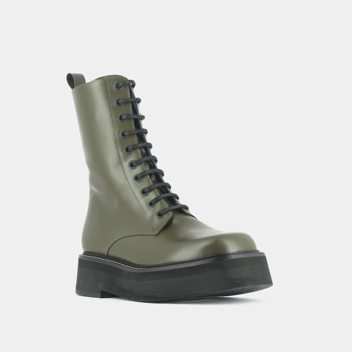 Laced boots with thick sole in shiny khaki leather | DAFFIA