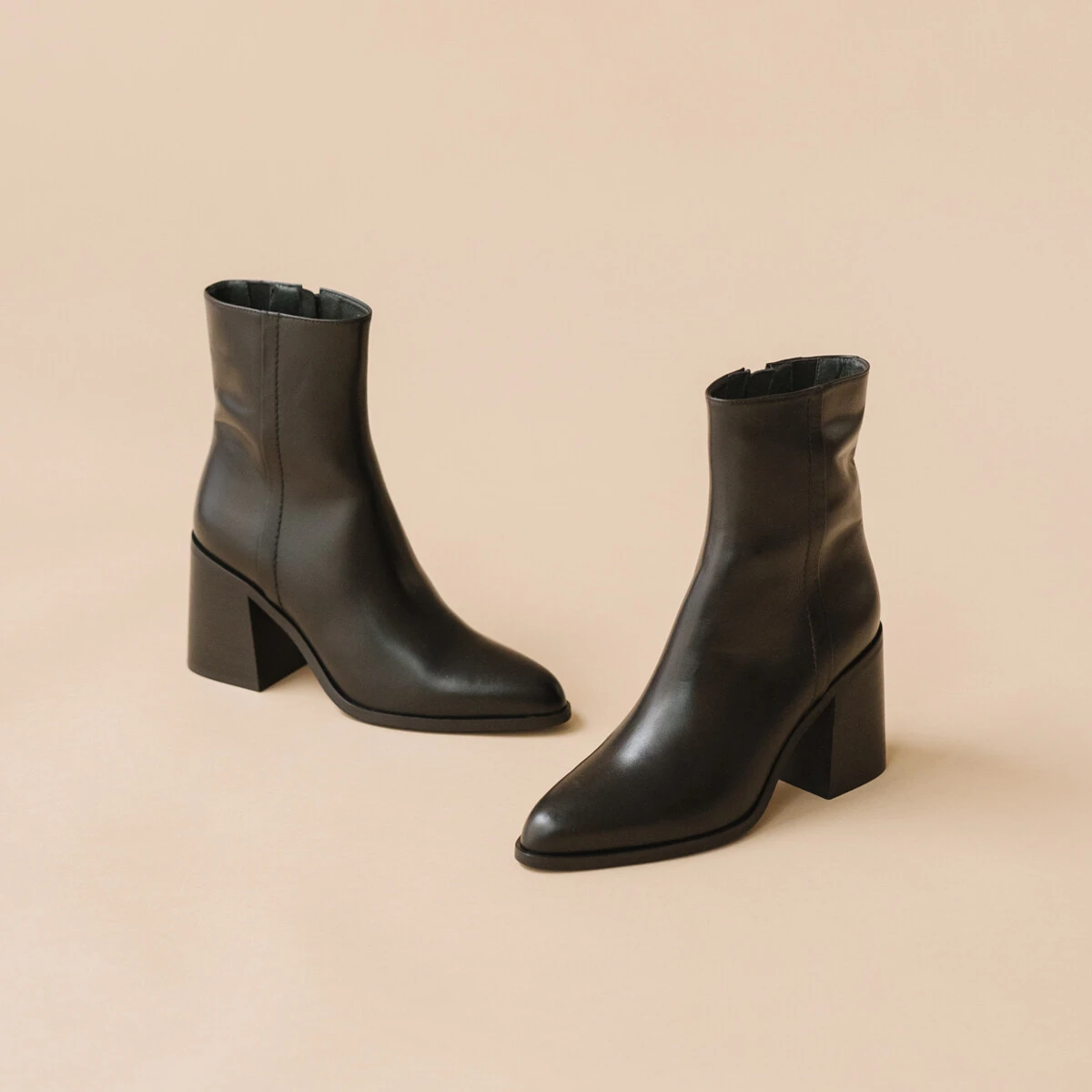 Heeled boots in black leather | DOLOR
