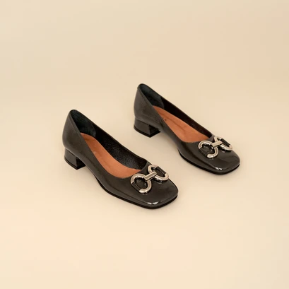 Ballerinas with heel and silver buckles in pleated anthracite patent leather | doston