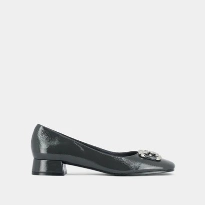 Ballerinas with heel and silver buckles in pleated anthracite patent leather | doston