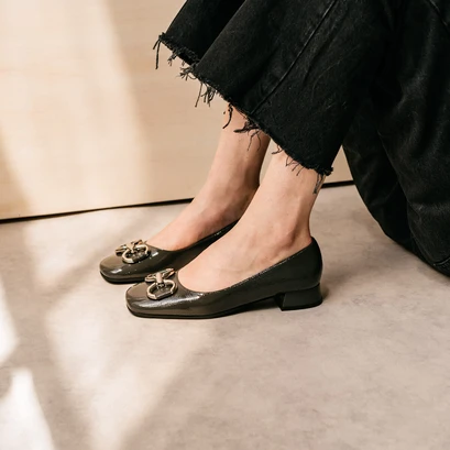 Ballerinas with heel and silver buckles in pleated anthracite patent leather | doston