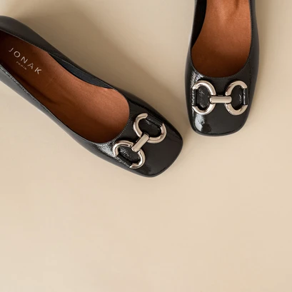 Ballerinas with heel and silver buckles in pleated anthracite patent leather | doston