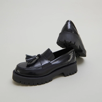 Loafers with notched sole and tassel in black shiny leather | RUSE