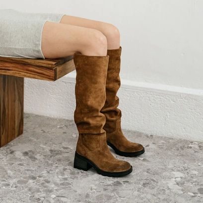 Heeled boots with notched soles in a cognac suede | roma