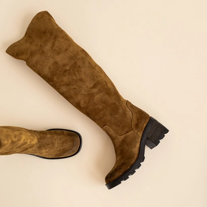 Heeled boots with notched soles in a cognac suede | roma