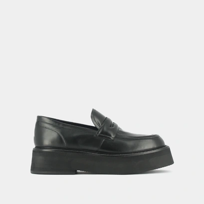 Platform loafers in black glazed leather | daffy