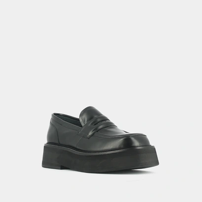 Platform loafers in black glazed leather | daffy