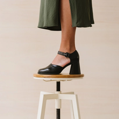 Babies with heel and strap in black leather | destinee