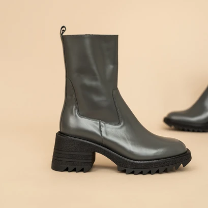 Ankle boots with heel and notched sole in anthracite glazed leather | dovia