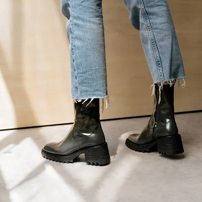 Ankle boots with heel and notched sole in anthracite glazed leather | dovia